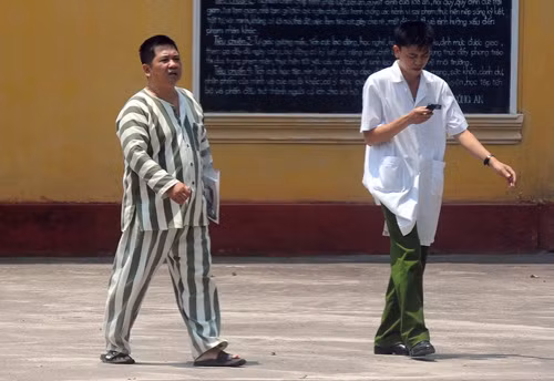 Từ chối đồ ăn của trại giam từ ngày 27/5, sáng 15/6 ông Cù Huy Hà Vũ đến trạm xá trong trại giam cùng một vị bác sĩ. 