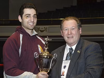 Tamerlan Tsarnaev (trái) nhận cúp Găng tay Vàng New England 2010. Ảnh: AP