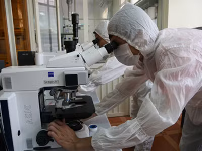 SV ĐHQG trong phòng thí nghiệm. SV ĐHQG trong phòng thí nghiệm