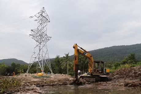 Đường dây 110 kV Hàm Ninh - Phú Quốc dài trên 7,6 km và trạm biến áp 110 kV/22 kV Phú Quốc đã hoàn thành, chuẩn bị đấu nối với cáp ngầm