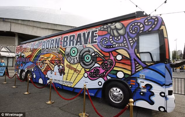 Chiếc xe bus cá tính của Gaga trong tour diễn