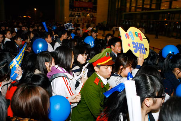 Sát giờ diễn hàng trăm fan chén lấn vượt qua mấy hàng rào bảo vệ để xông vào tình trạng hết sức hỗn loạn, làm lực lượng an ninh một phen vất vả