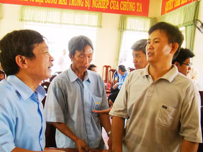 Anh Nguyễn Lam Sơn (bìa phải), nông dân xã Phước An quyết tâm khởi kiện