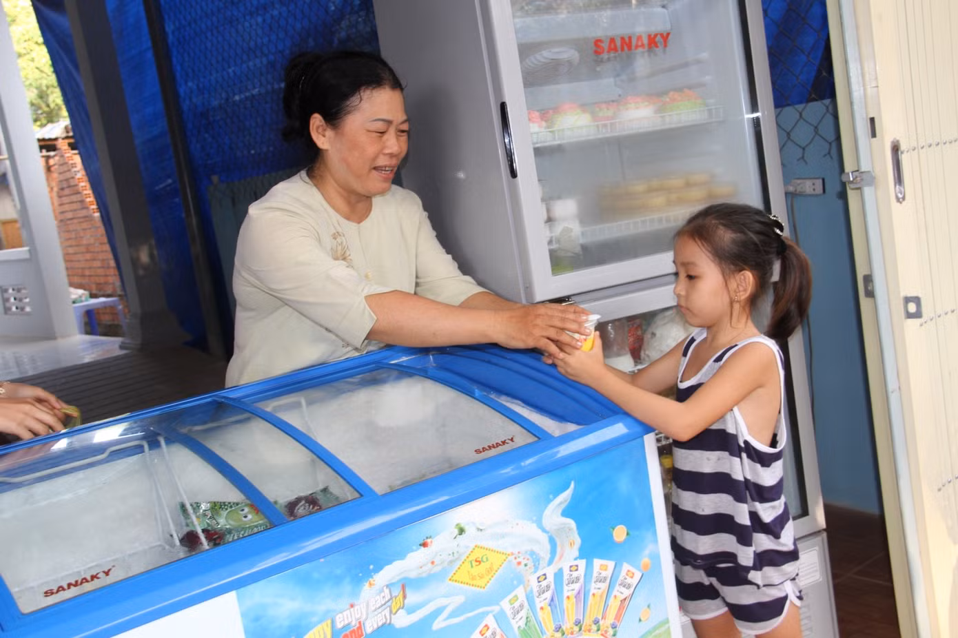 Gia đình bà Trần Thị Cúc, ấp Gành Dầu (xã Gành Dầu, Phú Quốc) đón đầu dòng điện quốc gia bằng việc đầu tủ lạnh, tủ làm mát để kinh doanh