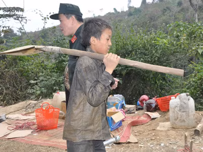 Trẻ em cũng lao vào hang đá kiếm vàng 