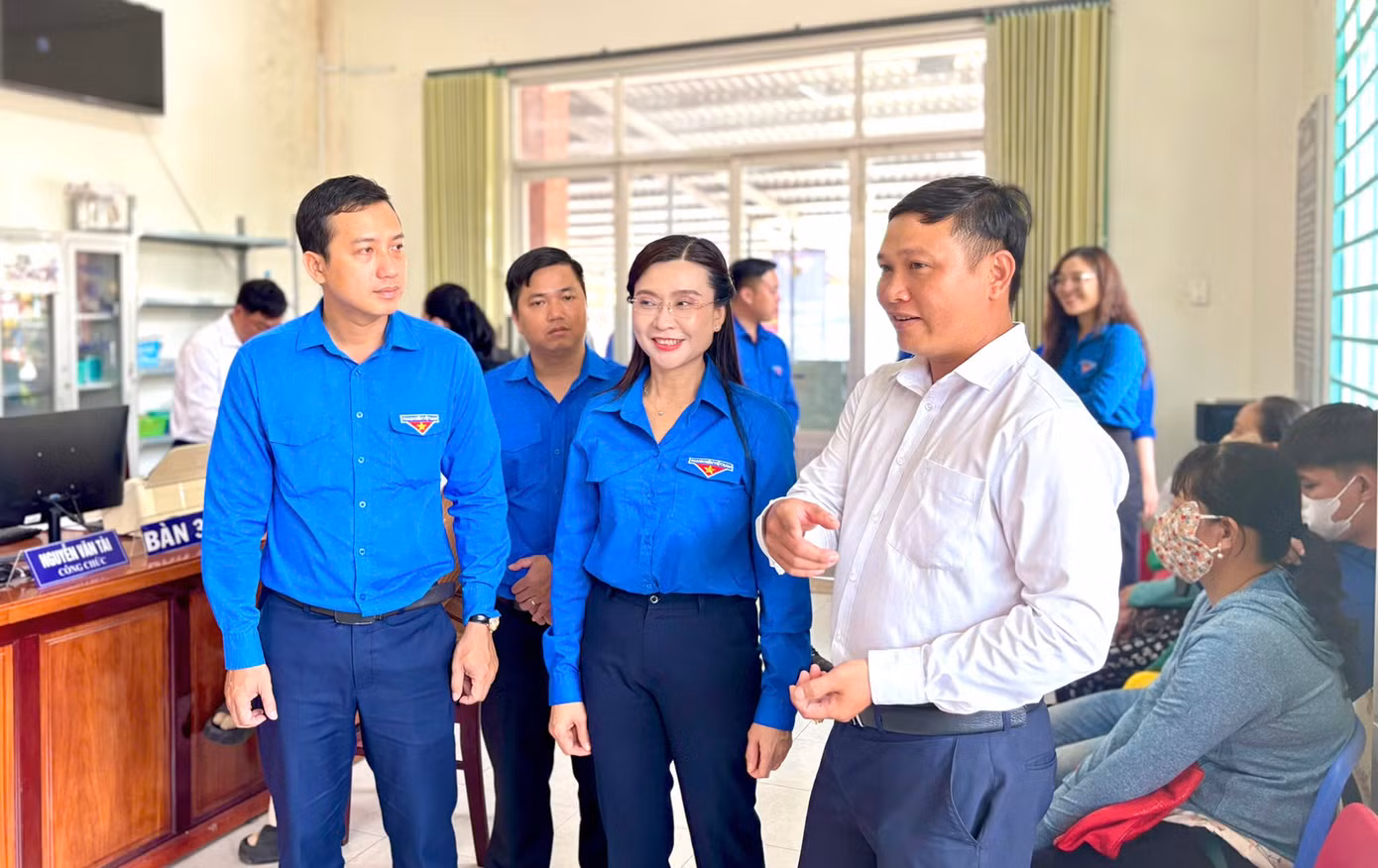 Chị Nguyễn Phạm Duy Trang thăm, động viên các tình nguyện viên làm nhiệm vụ tại xã Đông Thành; trao đổi với lãnh đạo địa phương. Ảnh: BTC