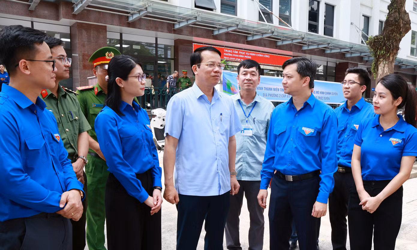 Anh Nguyễn Minh Triết trao đổi với lãnh đạo phường Phan Đình Phùng. Ảnh: BTC