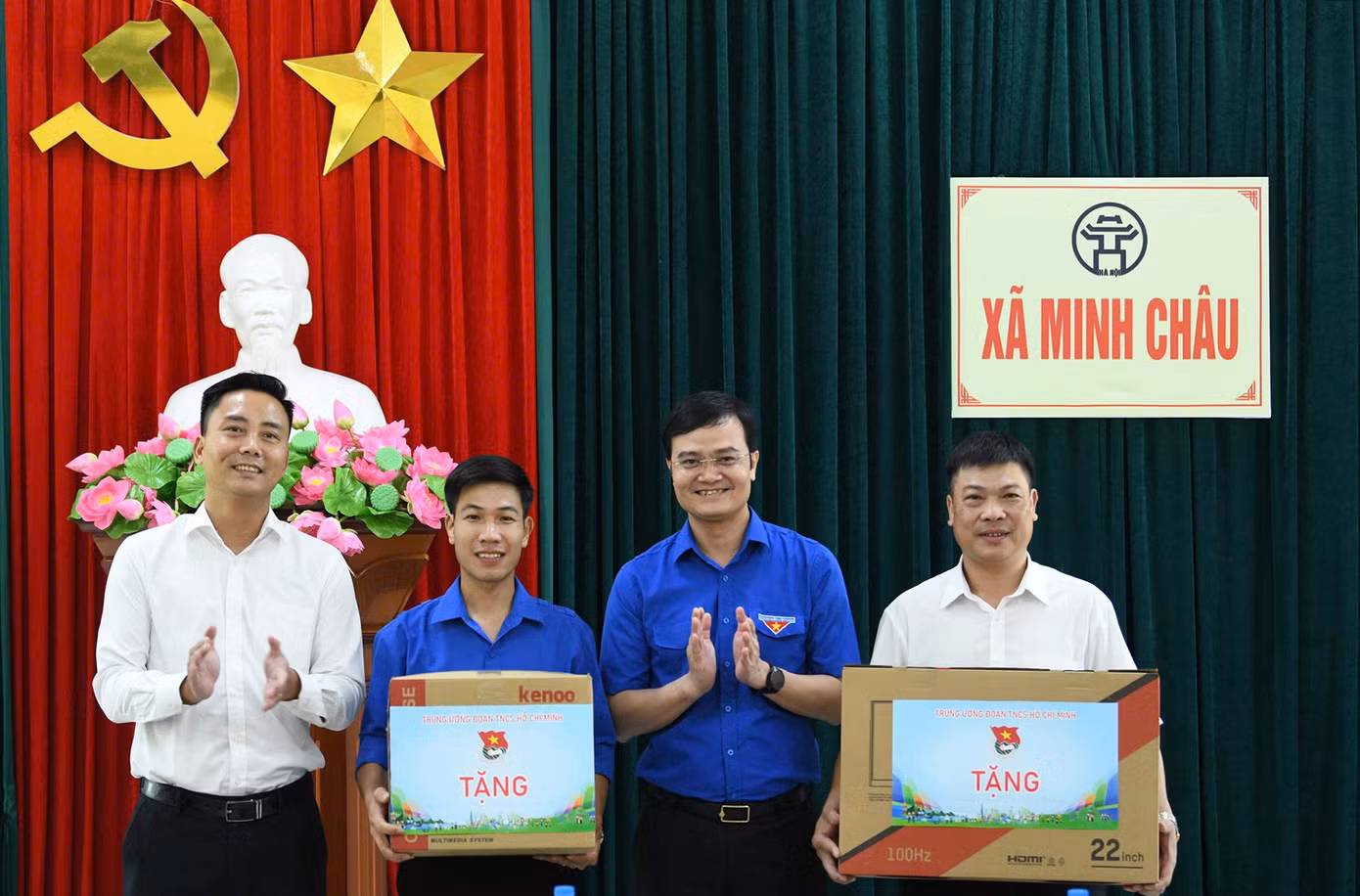 Bí thư thứ nhất T.Ư Đoàn Bùi Quang Huy thăm, động viên và tặng quà đội tình nguyện làm nhiệm vụ tại xã Minh Châu. Ảnh: Hoàng Mạnh Thắng