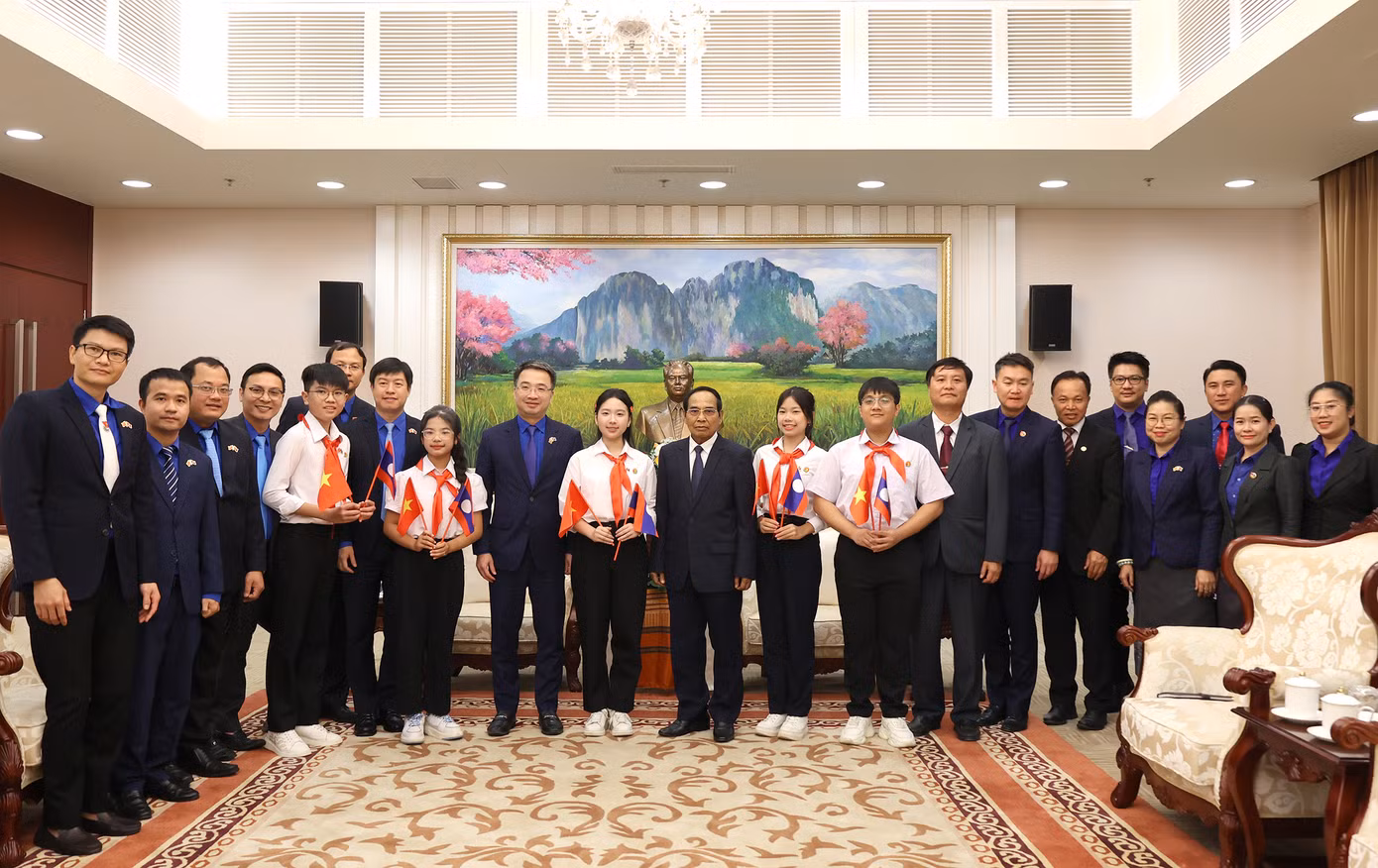 Đoàn đại biểu thanh thiếu nhi Việt Nam chụp ảnh lưu niệm tại buổi tiếp kiến Thường trực Ban Bí thư T.Ư Đảng, Phó Chủ tịch nước Lào Bounthong Chitmany. Ảnh: BTC