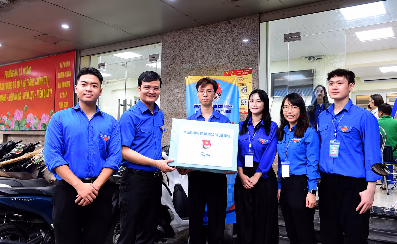 Anh Bùi Quang Huy tặng quà đội hình thanh niên niên tình nguyện làm nhiệm vụ tại phường Hai Bà Trưng, Hà Nội. Ảnh: Xuân Tùng