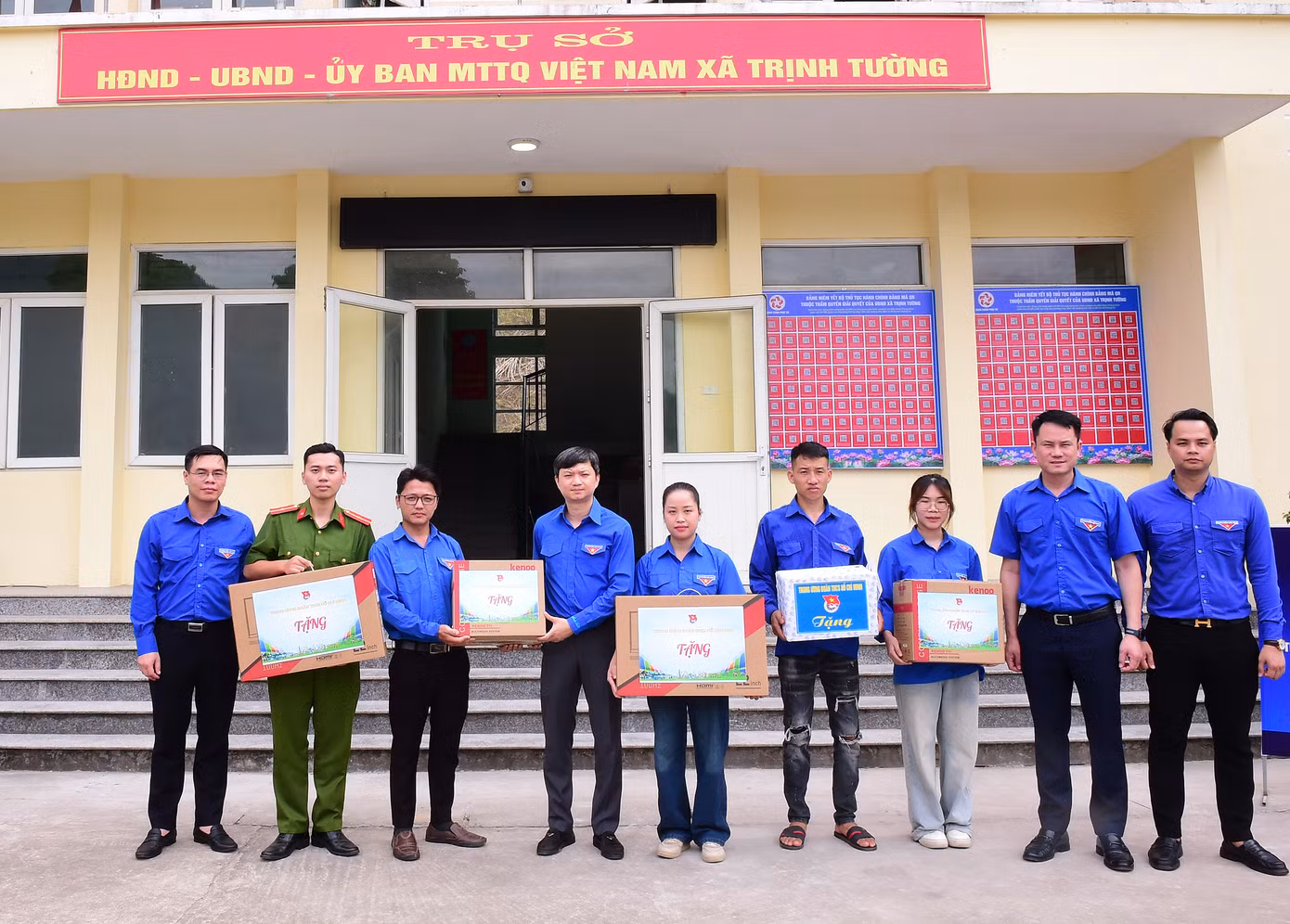 Bí thư T.Ư Đoàn Nguyễn Minh Triết tặng đội hình thanh niên tình nguyện hỗ trợ chính quyền và nhân dân vận hành mô hình chính quyền địa phương 2 cấp. Ảnh: Xuân Tùng Bí thư T.Ư Đoàn Nguyễn Minh Triết tặng đội hình thanh niên tình nguyện hỗ trợ chính quyền và nhân dân vận hành mô hình chính quyền địa phương 2 cấp. Ảnh: Xuân Tùng