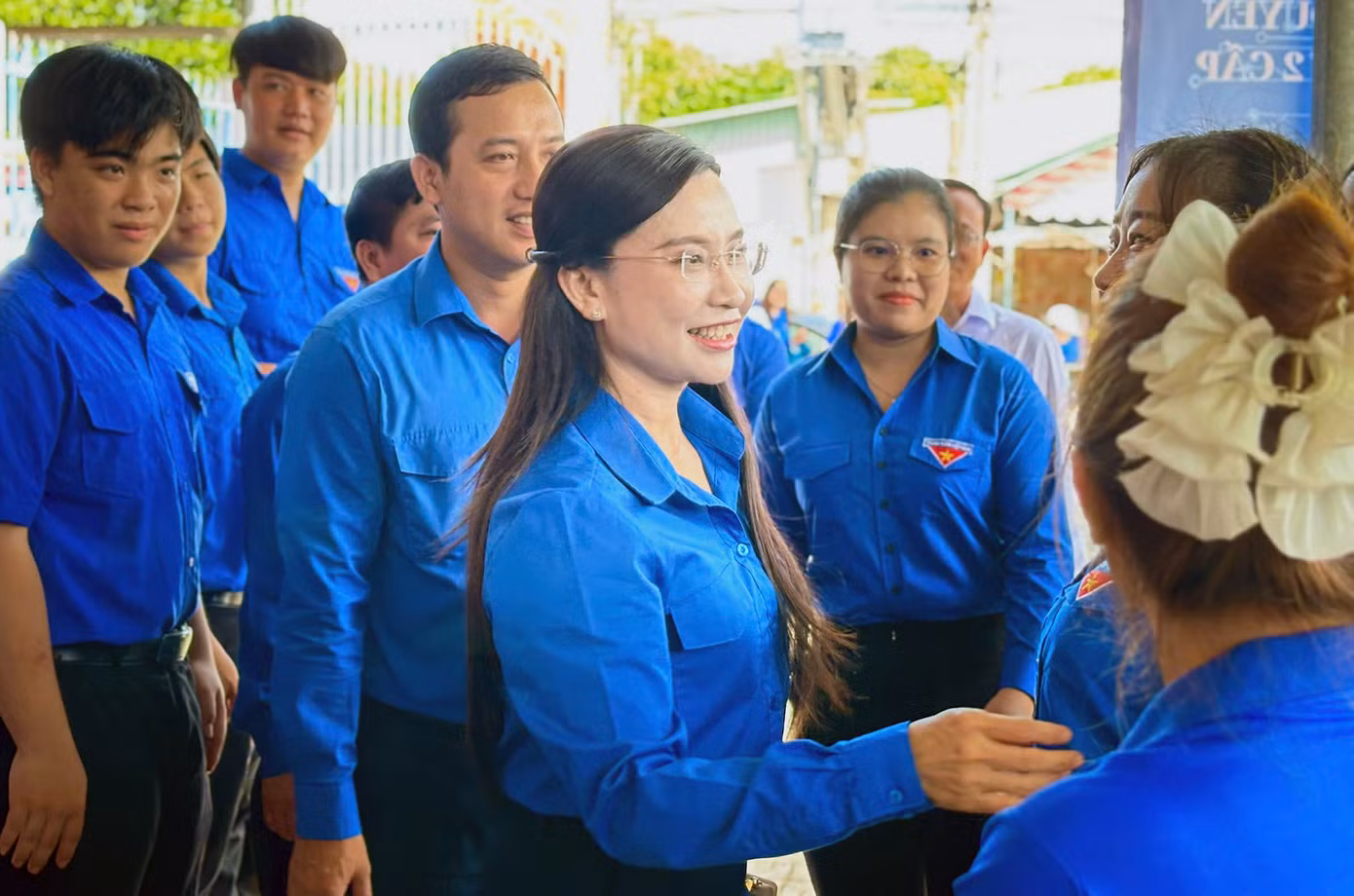 Chị Nguyễn Phạm Duy Trang thăm, động viên các tình nguyện viên làm nhiệm vụ tại xã Đông Thành; trao đổi với lãnh đạo địa phương. Ảnh: BTC