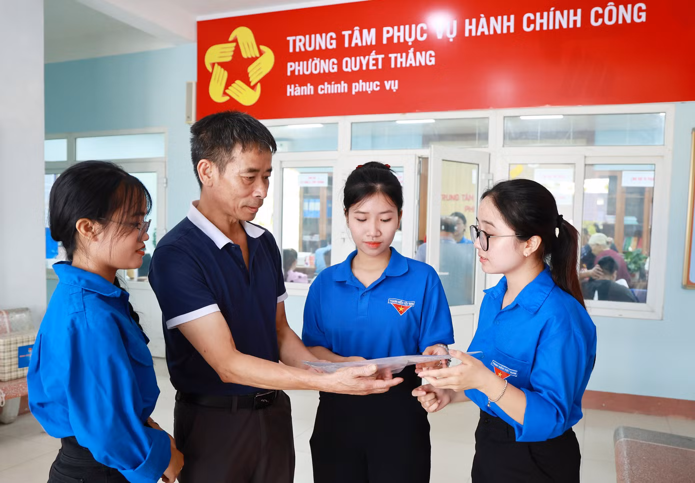 Tình nguyện viên ở Thái Nguyên hỗ trợ người dân đến làm thủ tục hành chính. Ảnh: BTC