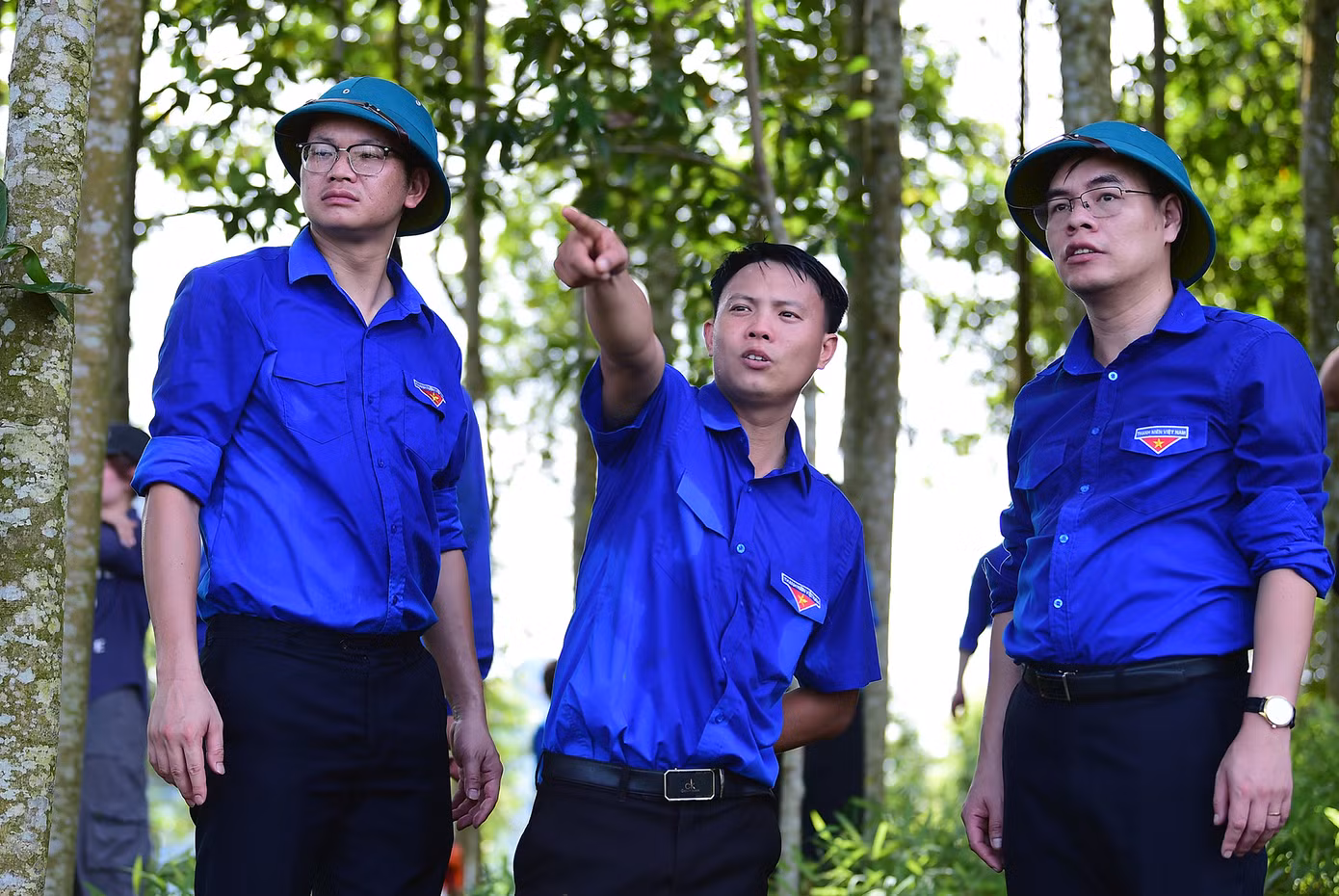 Anh Vũ Văn Long (thứ hai từ phải sang) báo cáo nội dung công việc với anh Hà Đức Hải - Bí thư Tỉnh Đoàn Lào Cai (thứ nhất từ phải sang). Ảnh: Xuân Tùng Anh Vũ Văn Long (thứ hai từ phải sang) báo cáo nội dung công việc với anh Hà Đức Hải - Bí thư Tỉnh Đoàn Lào Cai (thứ nhất từ phải sang). Ảnh: Xuân Tùng
