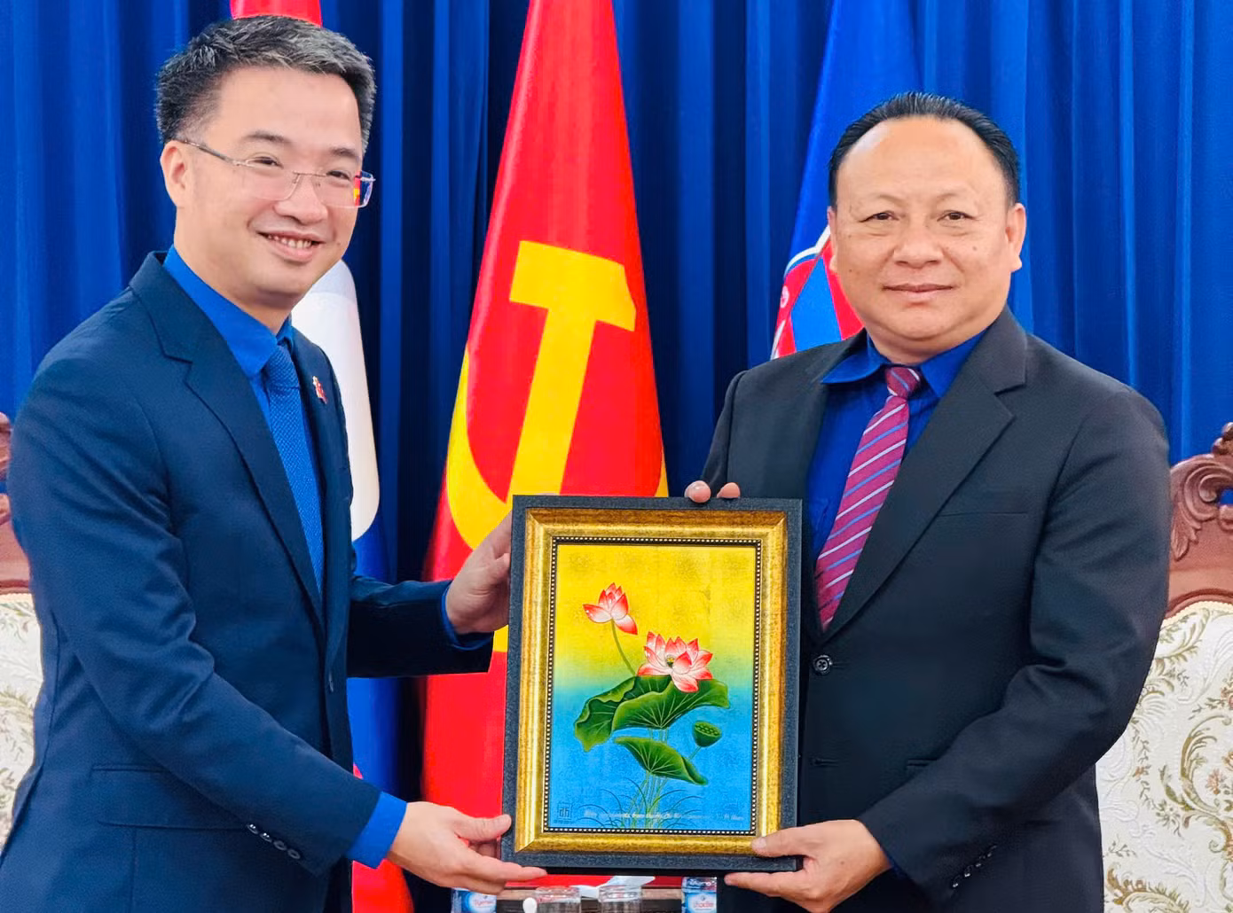 Anh Nguyễn Tường Lâm tặng quà lưu niệm anh Monexay Laomoaxong. Ảnh: BTC Anh Nguyễn Tường Lâm tặng quà lưu niệm anh Monexay Laomoaxong. Ảnh: BTC