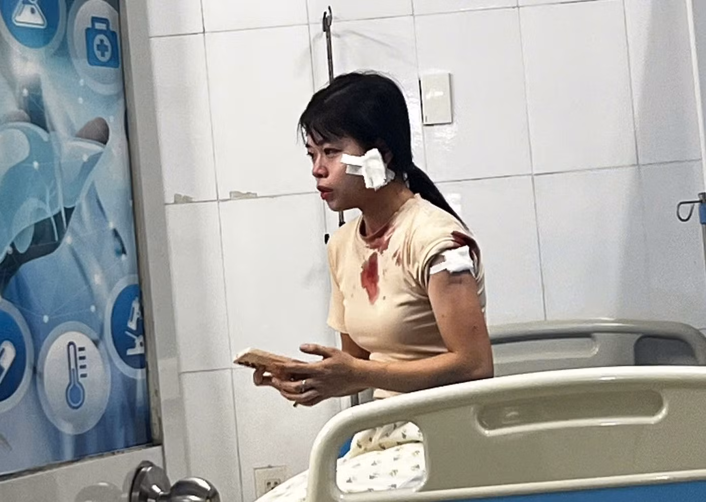 Chị L. bị chồng cũ hành hung phải nhập viện. Ảnh người thân cung cấp Chị L. bị chồng cũ hành hung phải nhập viện. Ảnh người thân cung cấp