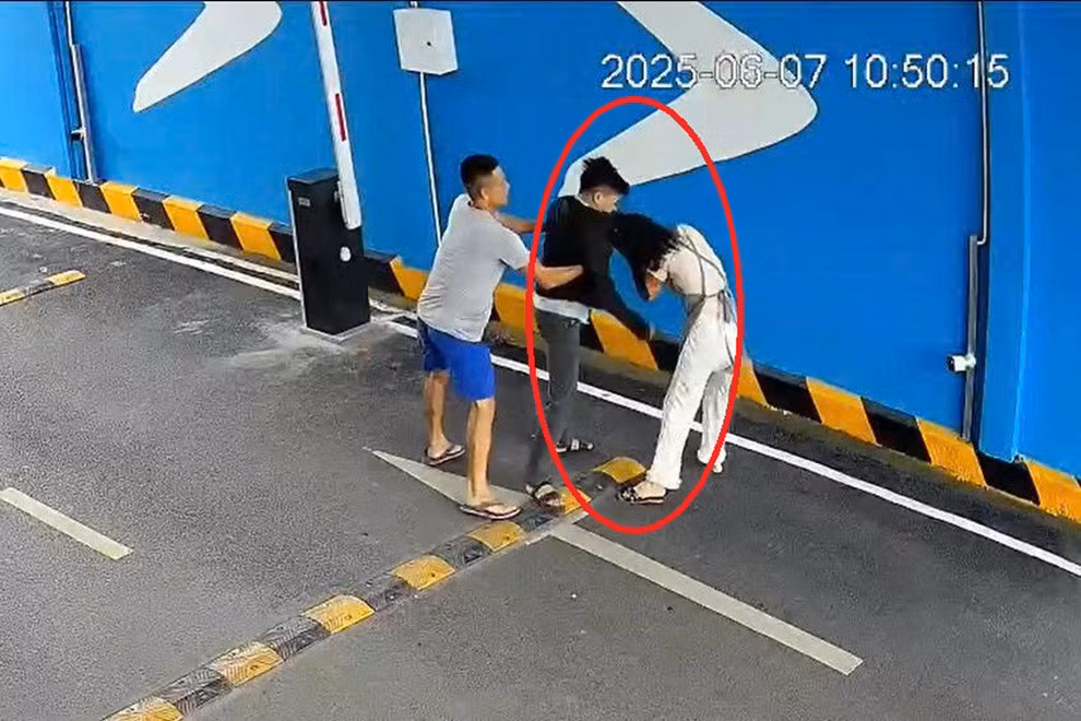 Hình ảnh chị L. bị hành hung trước quán cà phê. Ảnh cắt từ clip Hình ảnh chị L. bị hành hung trước quán cà phê. Ảnh cắt từ clip