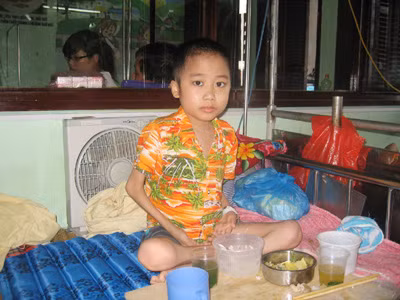 Hoàng nhỏ hơn nhiều so với tuổi lên 8