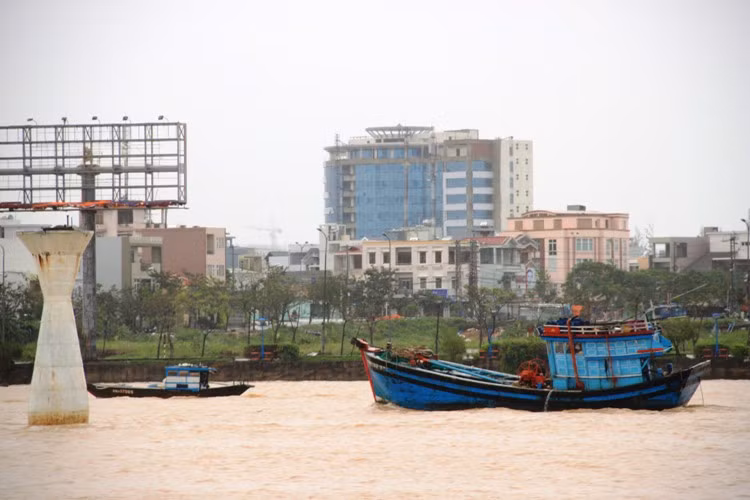 Tàu công suất lớn tranh thủ chạy ra cửa biển, chờ thời tiết thuận lợi vươn khơi