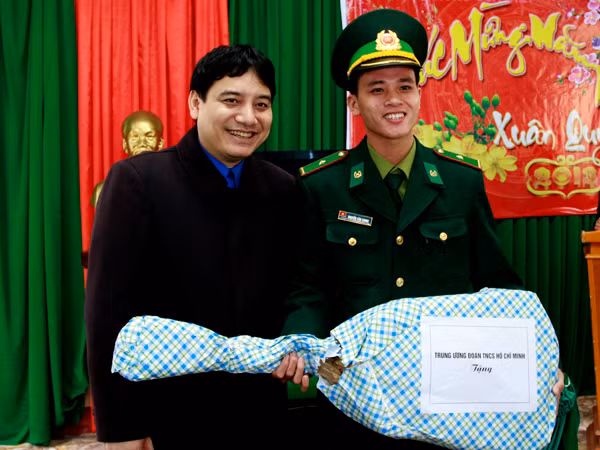Trong phần quà của T.Ư Đoàn tặng các chiến sĩ còn có cây đàn ghita – món quà tinh thần hết sức ý nghĩa tinh thần đối với những người lính 