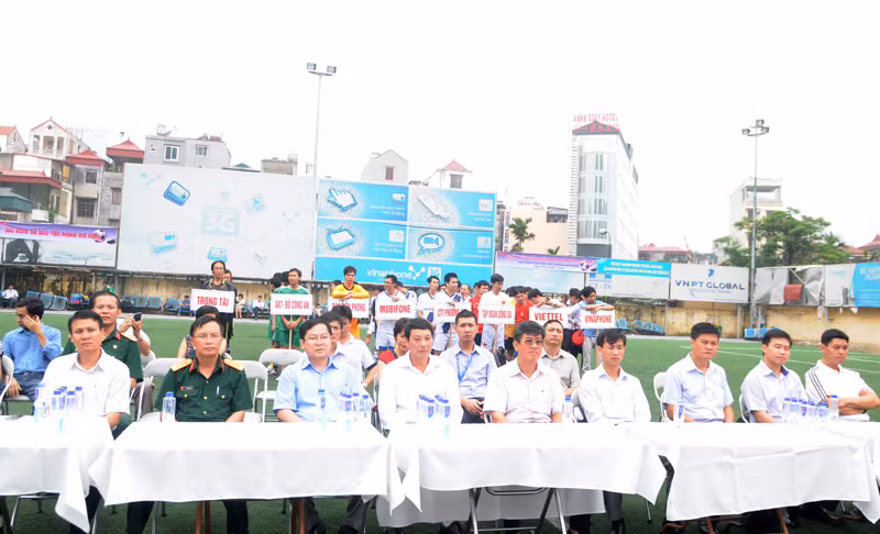 Các đại biểu và bảy đội bóng tham dự giải. Các đại biểu và bảy đội bóng tham dự giải