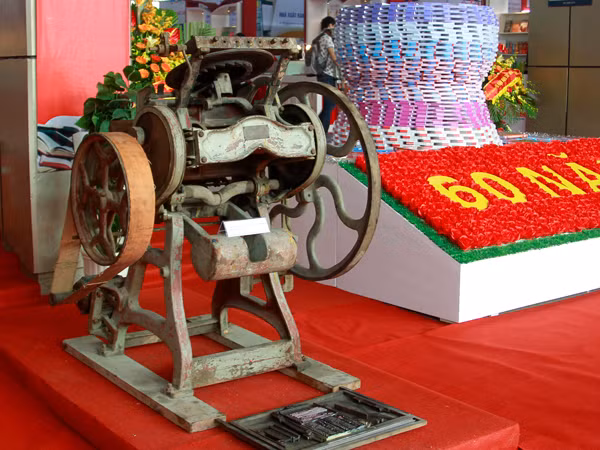Máy in Typo phục vụ in tài liệu cách mạng thời kỳ kháng chiến chống Mỹ là một trong những hiện vật được trưng bày tại đây