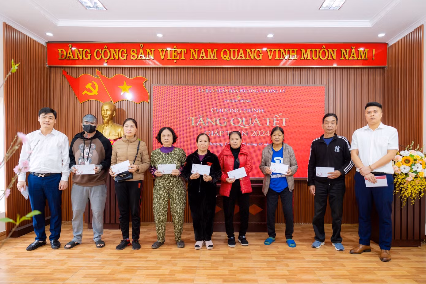 Đại diện BQL TTTM Vincom trao tặng quà Tết cho người dân có hoàn cảnh khó khăn tại TP. Hải Phòng.