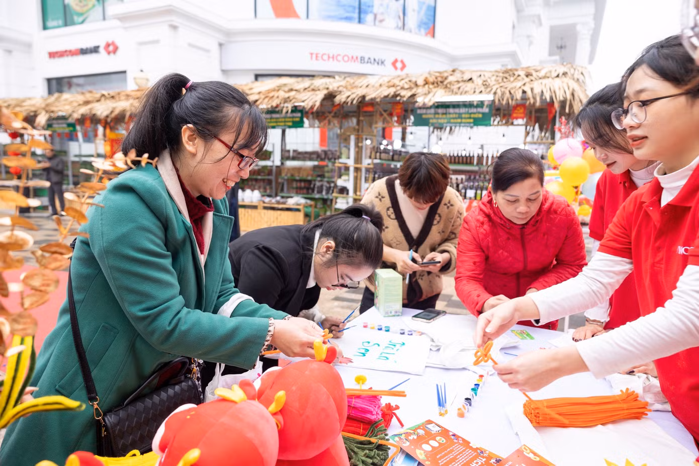 Khách hàng hào hứng tham gia chuỗi hoạt động trải nghiệm từ nguyên liệu thân thiện môi trường tại Vincom.