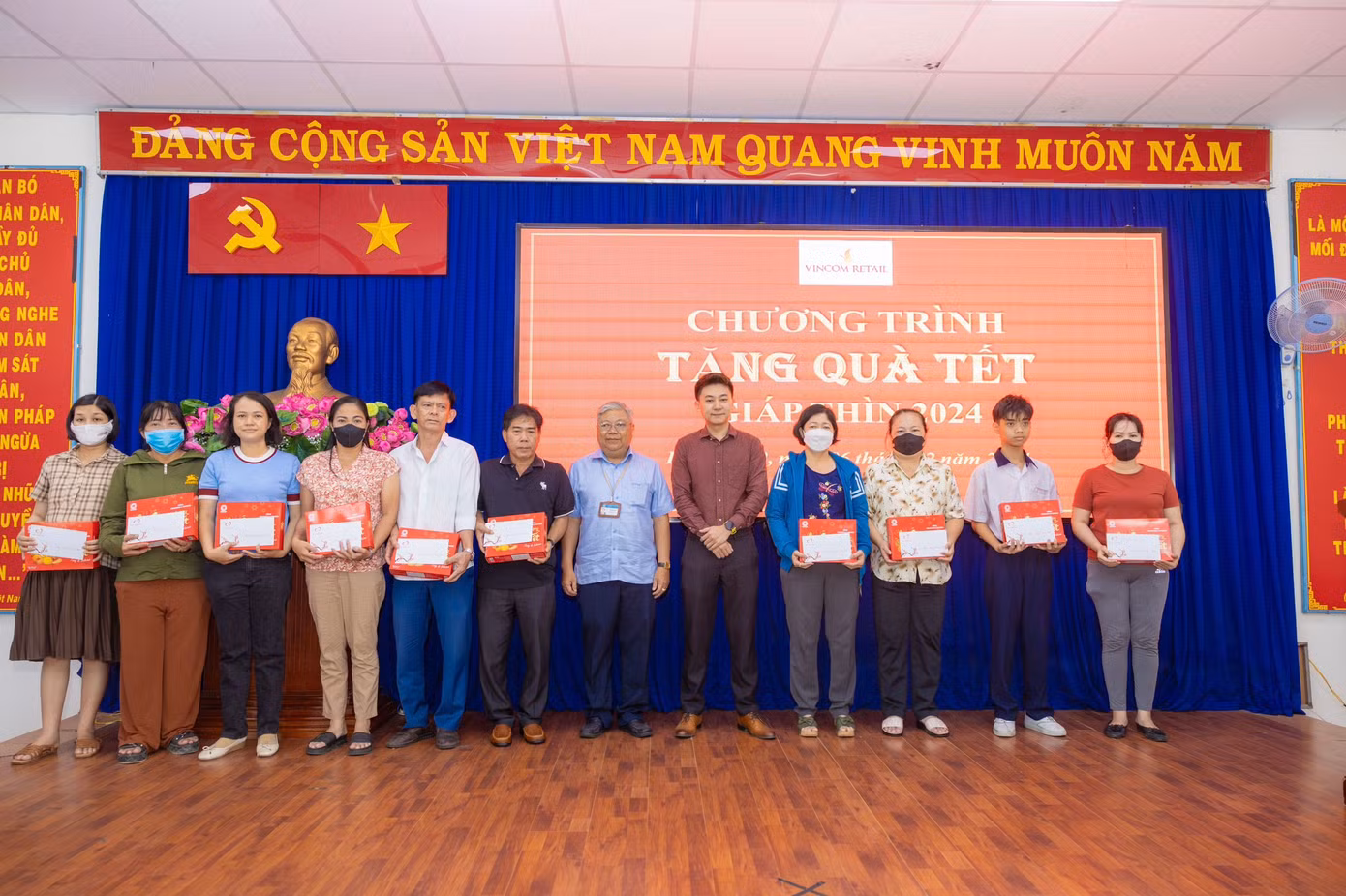 Đại diện BQL TTTM Vincom trao tặng quà Tết cho người dân có hoàn cảnh khó khăn tại TP. Hồ Chí Minh.