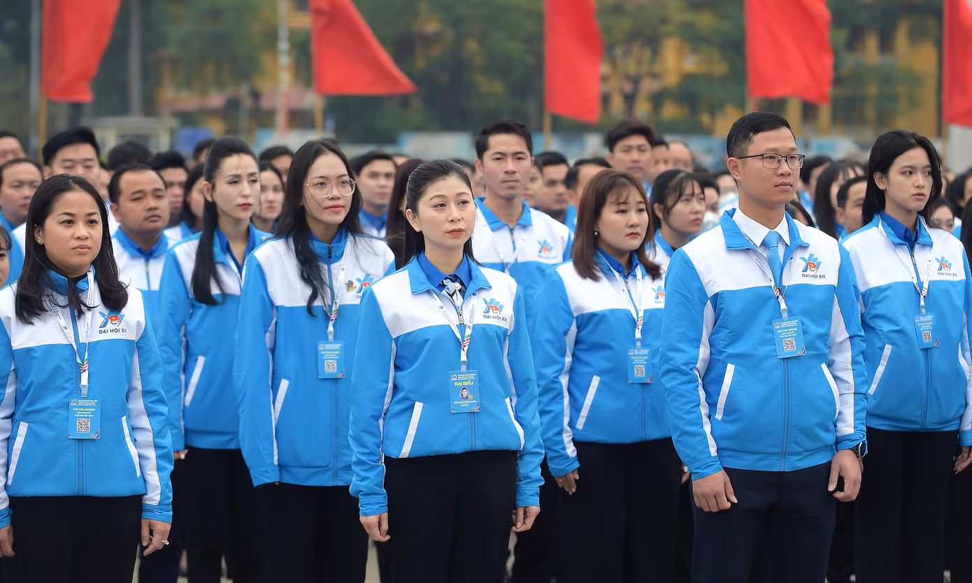Các đại biểu chính thức dự Đại hội tham dự lễ báo công. Ảnh: Xuân Tùng