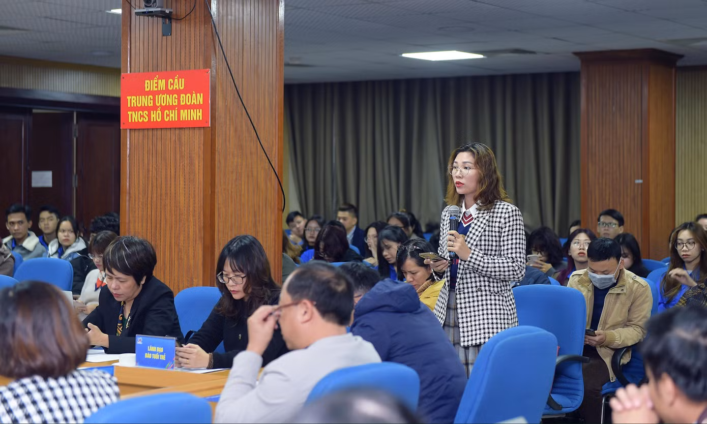Tại buổi họp báo các phóng viên đã đặt nhiều câu hỏi tới Ban Tổ chức. Được sự phân công của chủ trì, các trưởng ban đơn vị T.Ư Đoàn trao đổi nhiều nội dung liên quan đến đại hội. Ảnh: Xuân Tùng