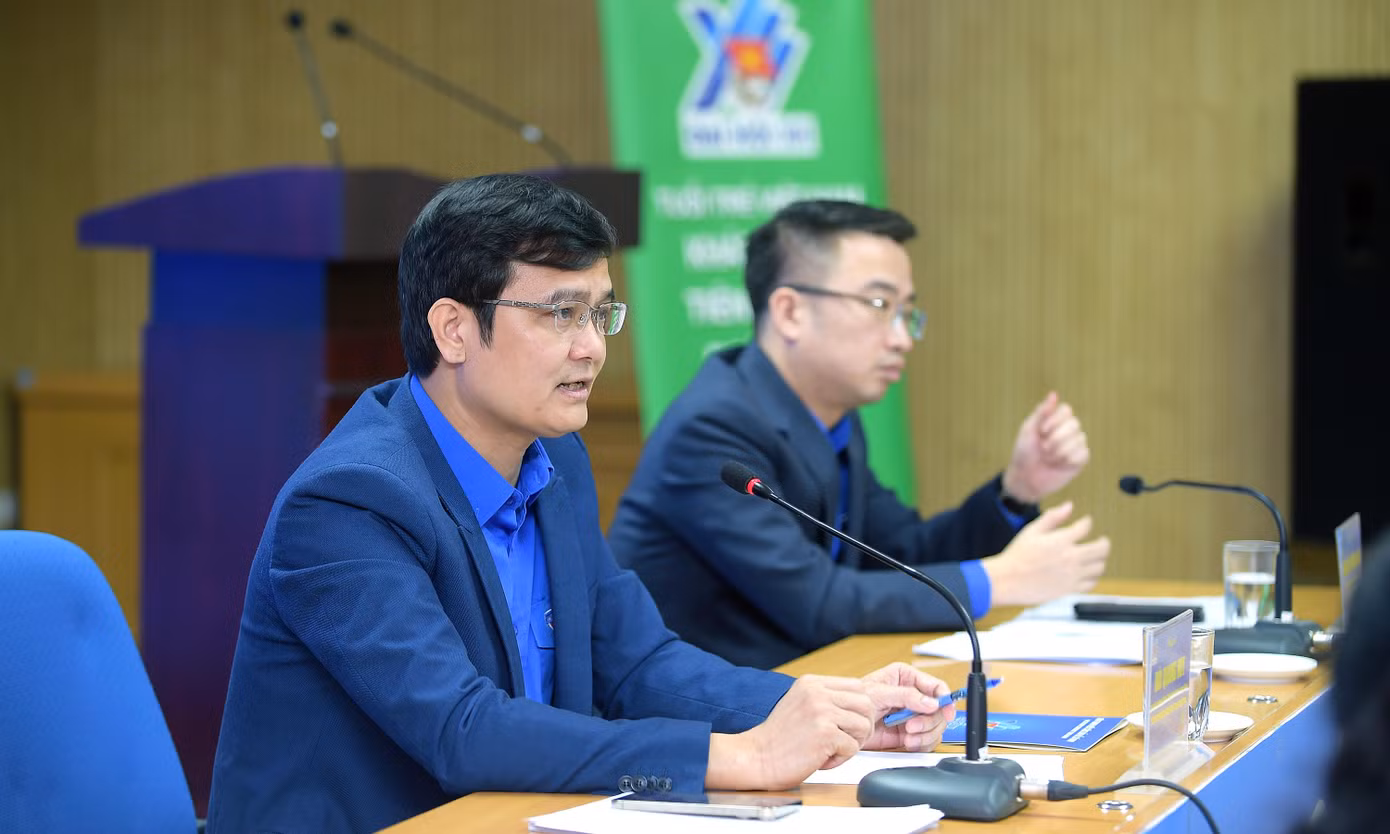 Anh Bùi Quang Huy trao đổi tại buổi họp báo. Ảnh: Xuân Tùng