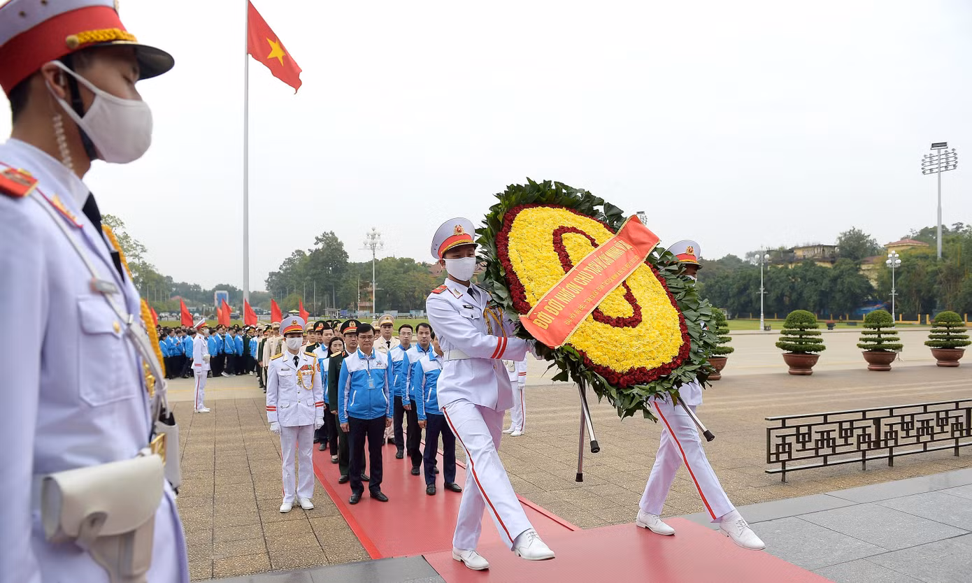 Các đại biểu vào viếng Lăng Chủ tịch Hồ Chí Minh