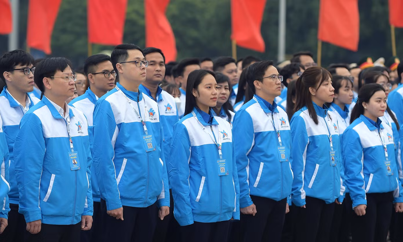 Các đại biểu chính thức dự Đại hội tham dự lễ báo công. Ảnh: Xuân Tùng