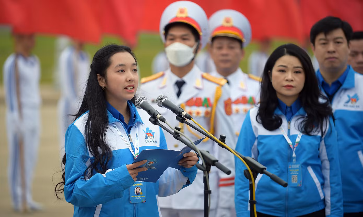 Nữ đại biểu Trần Ngọc Vân Trang dẫn chương trình lễ báo công. Ảnh: Xuân Tùng