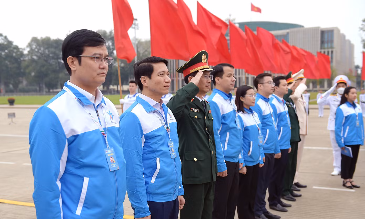 Các đại biểu thực hiện nghi lễ chào cờ. Trong ảnh là các đồng chí trong Ban Bí thư T.Ư Đoàn, lãnh đạo Ban Thanh niên Quân đội, Bí thư Đoàn Thanh niên Bộ Công an. Ảnh: Xuân Tùng