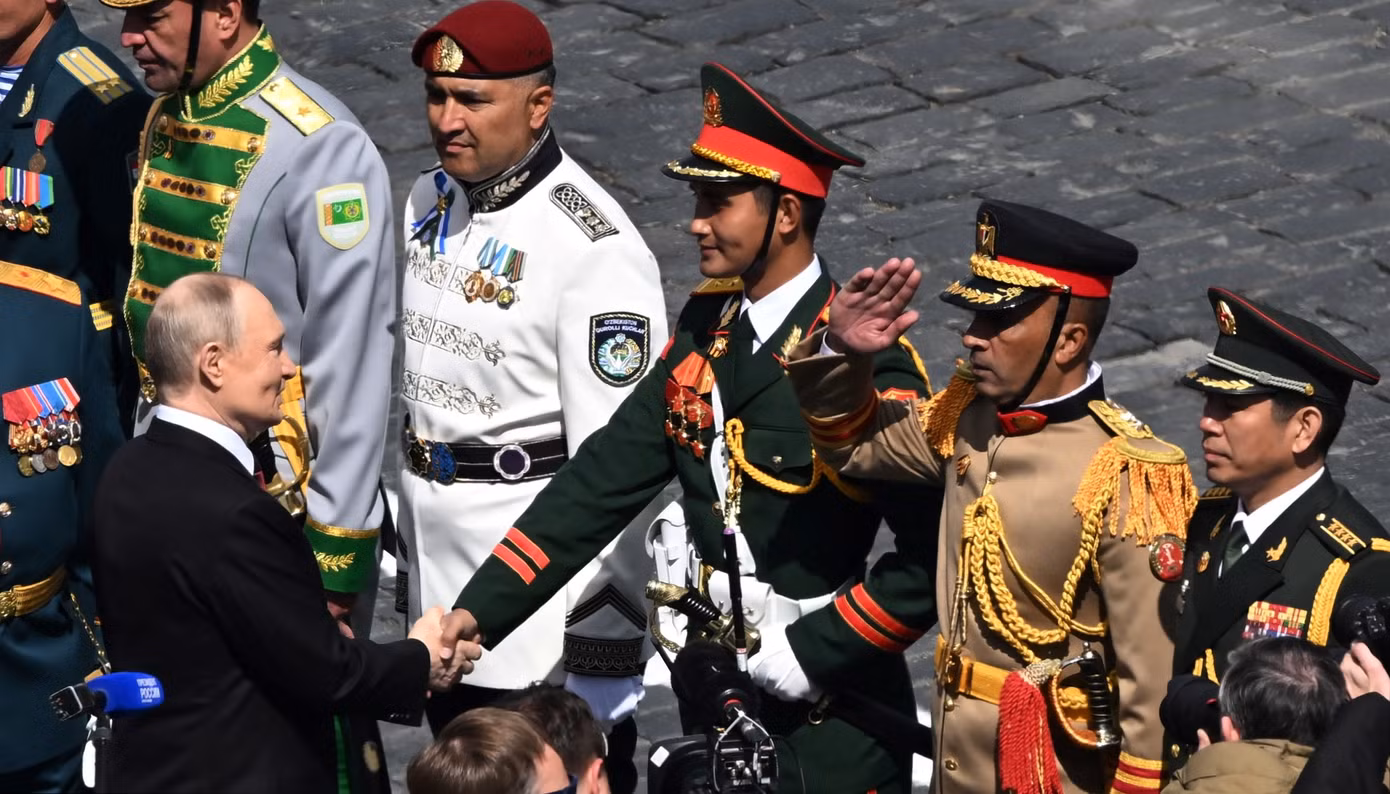 Kết thúc sự kiện, Tổng thống Nga Vladimir Putin cảm ơn Trung tá Phạm Khắc Giang, trưởng khối duyệt binh Quân đội nhân dân Việt Nam, tham gia Lễ duyệt binh trên Quảng trường Đỏ. (Ảnh: Sputnik)
