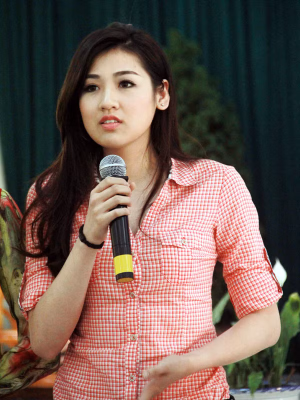 Trong chương trình, hai Á hậu Việt Nam 2012 Dương Tú Anh đã giao lưu tại chương trình