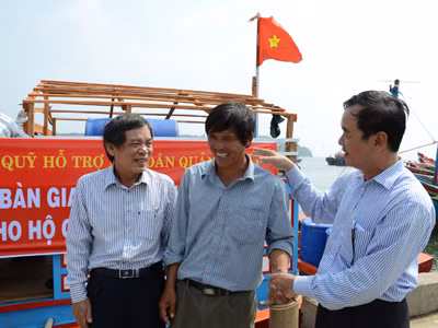 Ban điều hành Quỹ ngư dân bàn giao tàu cho thuyền trưởng