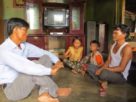 Ông Mang Hận - Phó thôn Soi Nga (trái) và cha con ông Mang Đạt