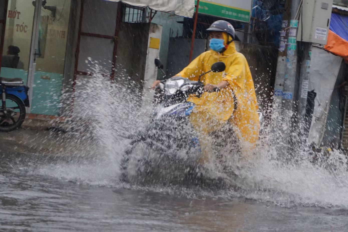 Sài Gòn mưa ngập nhiều nơi, cây đổ đè chết người ảnh 8