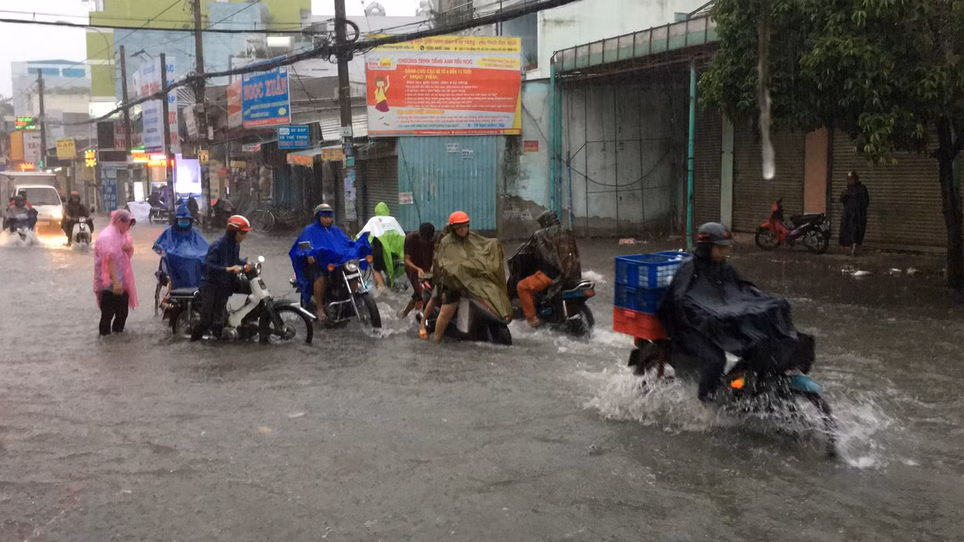 Mưa gây ngập nặng ở nhiều tuyến đường. Trong ảnh: Một tuyến đường ở quận Gò Vấp trong biển nước.