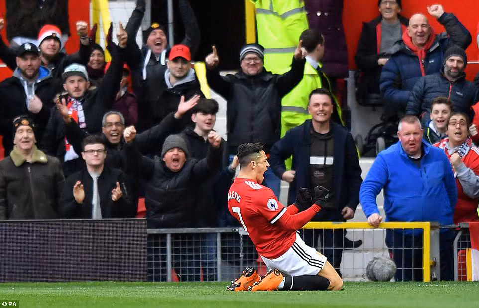 Alexis Sanchez rực sáng, M.U đòi lại ngôi nhì bảng từ Liverpool ảnh 4