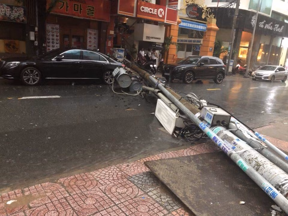 Sài Gòn mưa ngập nhiều nơi, cây đổ đè chết người ảnh 6