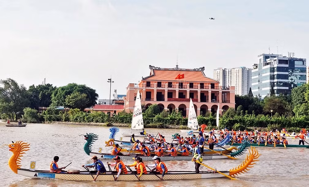 Đua thuyền tại lễ hội Sông nước lần thứ Nhất