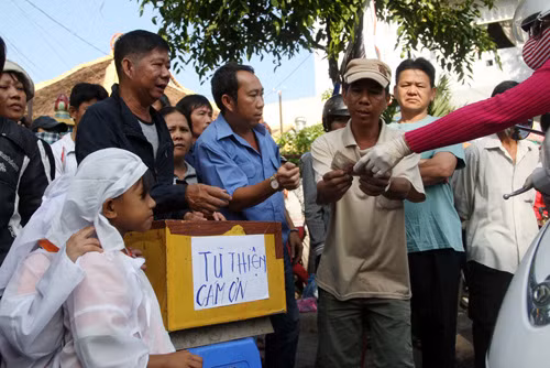 Cũng trong buổi sáng, người nhà các nạn nhân đã tiến hành mai táng cho 4 người thân tại chùa Bửu Hưng Tự, đối diện căn nhà bị cháy. Nhiều người dân đi đường ngang thấy gia cảnh bi thảm của gia đình đã dừng xe lại quyên góp tiền hỗ trợ