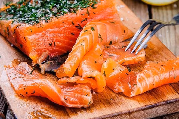 Bệnh nhân ung thư phổi nên tăng cường bổ sung thực phẩm chứa nhiều Omega 3, EPA: Cá hồi, dầu oliu, các loại cá biển sâu, cá da trơn...ăn cá 3 lần/ tuần, hoặc có thể uống bổ sung viên dầu cá 3g/ ngày. Ảnh minh họa: Internet