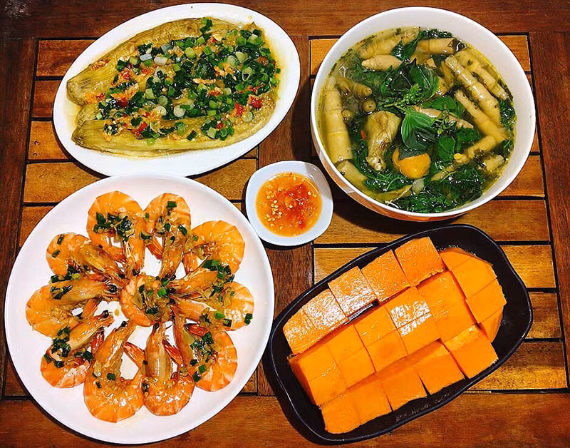 Trong bữa ăn, người bệnh ung thư nên ăn thực phẩm giàu protein trước như: thịt gà, cá, đậu, trứng, rồi sau đó ăn cơm, khoai củ,…tiếp đến là các loại hạt giàu chất béo, quả chín…Ảnh minh họa: Internet