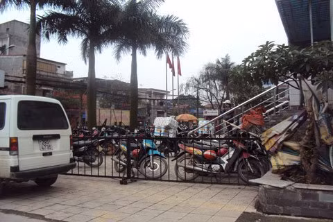 Những bãi trông giữ xe mọc lên ngay trong khu dân cư