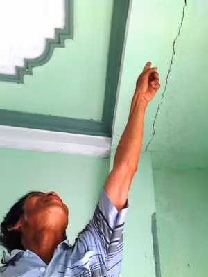 Nhà dân Phong Xuân bị nứt được cho là do nổ mìn khai thác đá